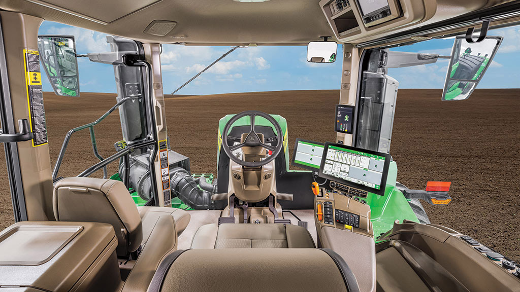 Vue de l’intérieur de la cabine d’un tracteur de la série 9.