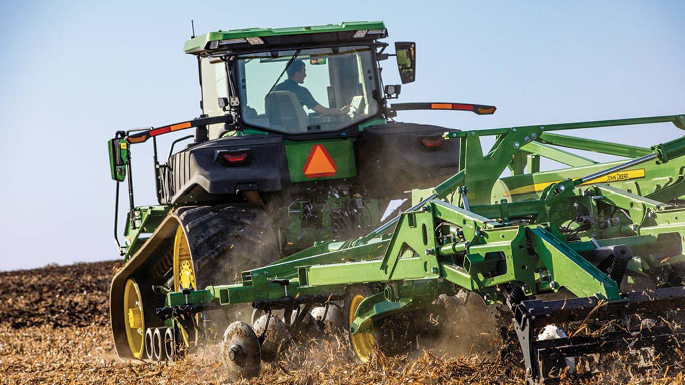 Image d'un tracteur 9RT 590 labourant un champ