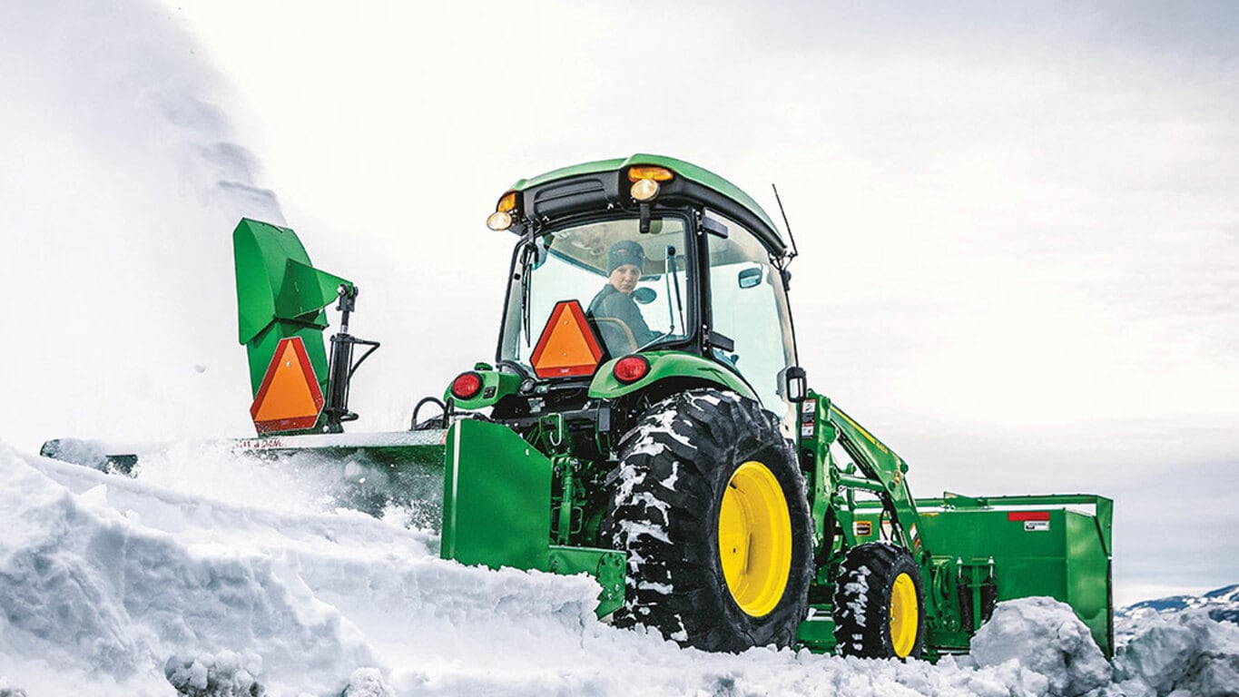 personne aux commandes d’un 4066r en train de déneiger avec une souffleuse à neige arrière