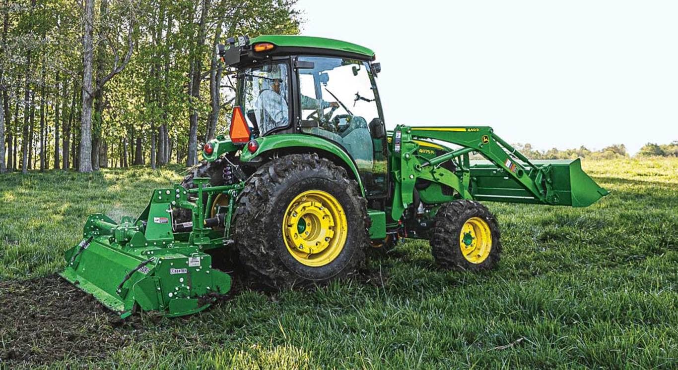 Terrain de travail du sol pour personne &eacute;quip&eacute; d'une barre rotative Frontier sur un tracteur utilitaire compact 4075R