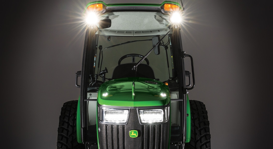 Faible luminosité du tracteur utilitaire compact 4075R avec phares à DEL allumés