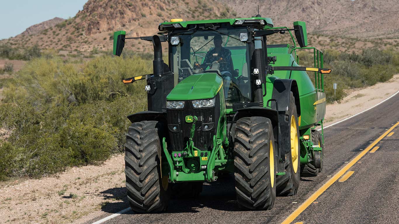 Tracteur circulant sur une route