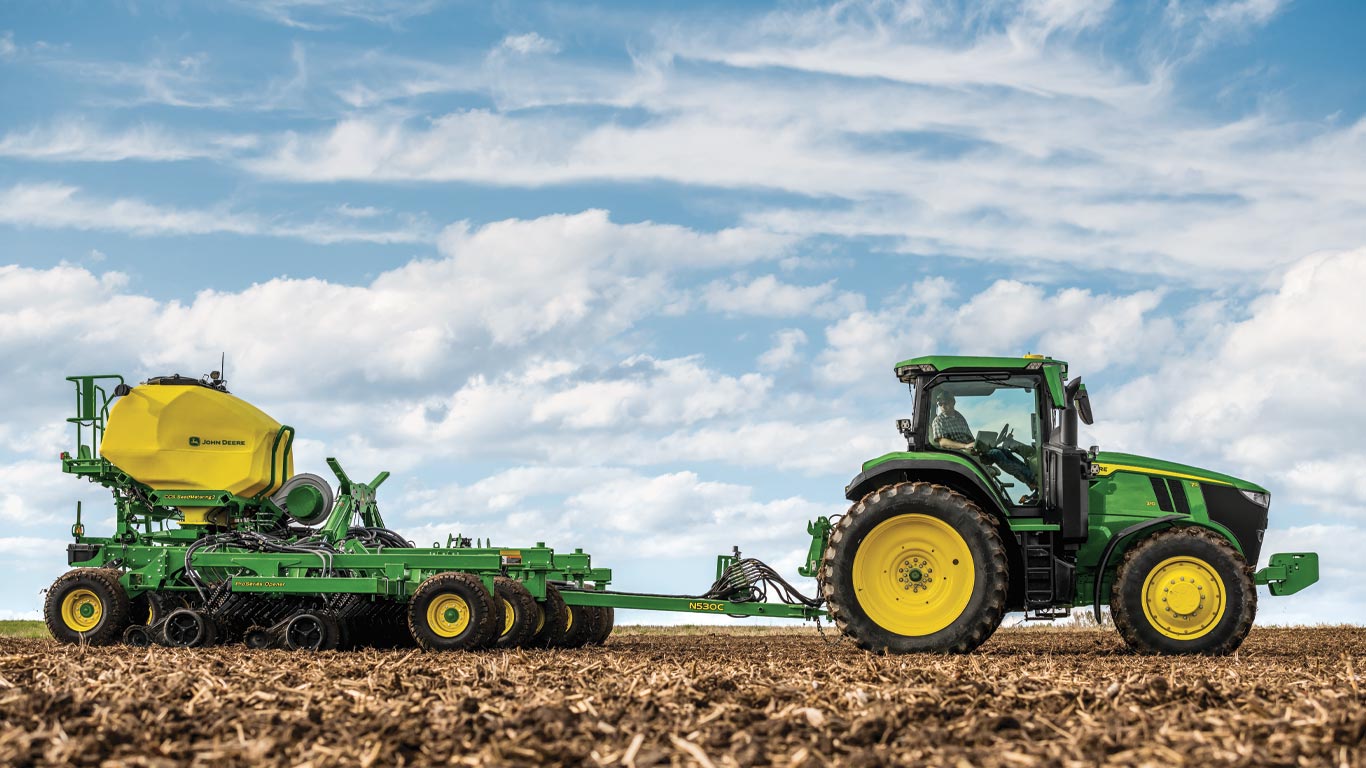 Tracteur pour culture en lignes 7R tirant un semoir pneumatique