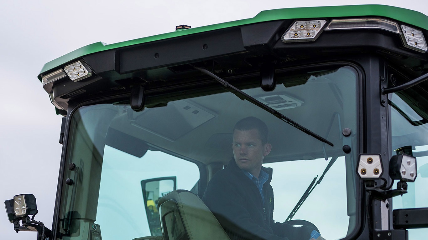 Vue de la cabine d'un tracteur 7R