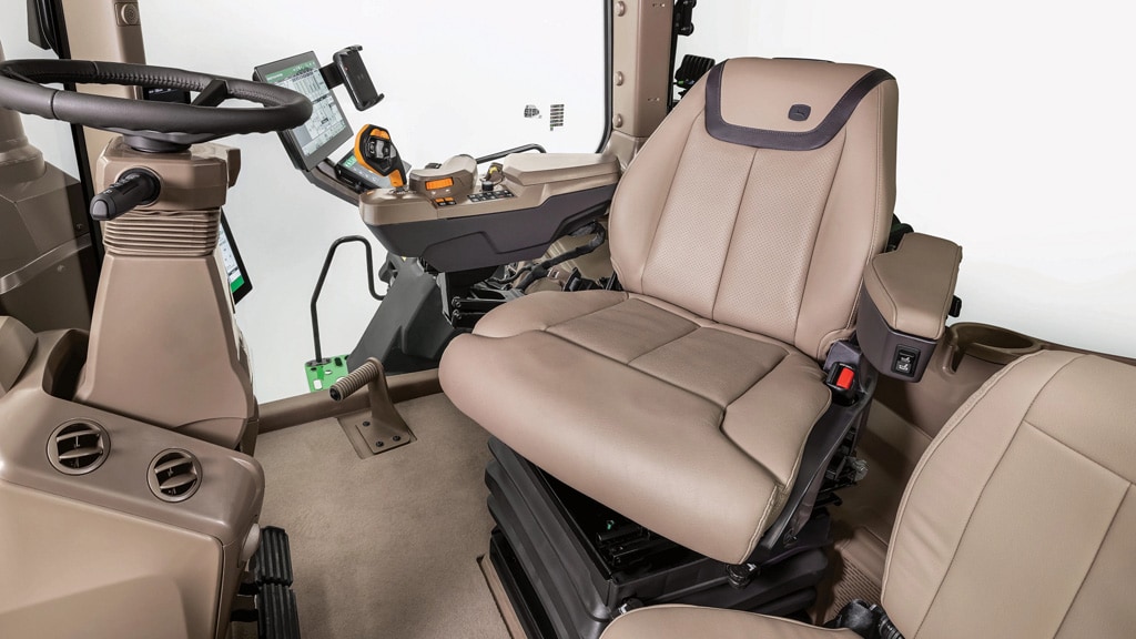 Vue de l’intérieur de la cabine d’un tracteur John Deere de la série&nbsp;8 équipée de l’ensemble Confort et commodité Ultimate