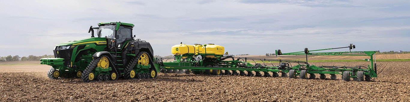 Tracteur 8R dans un champ