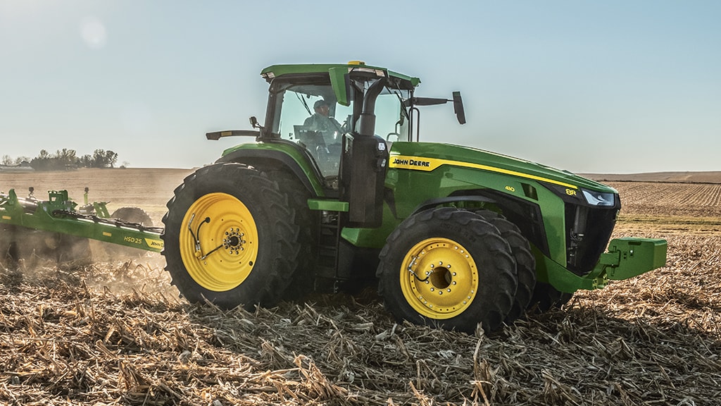 Un John Deere 8R 410 tirant un pulvériseur à disques à grande vitesse HSD25 dans un champ