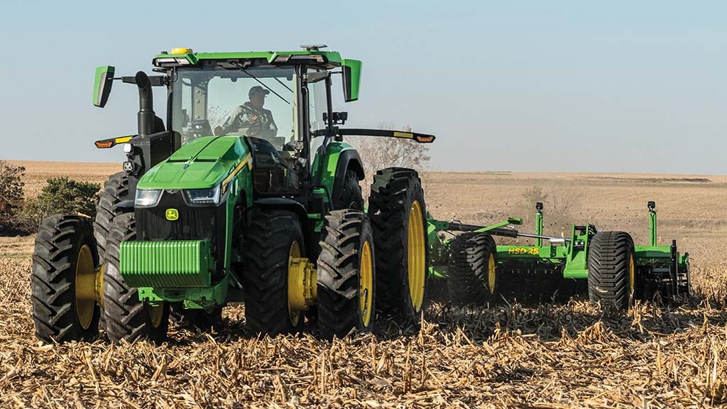 Un John Deere 8R 410 tirant un pulvériseur à disques à grande vitesse HSD25 dans un champ