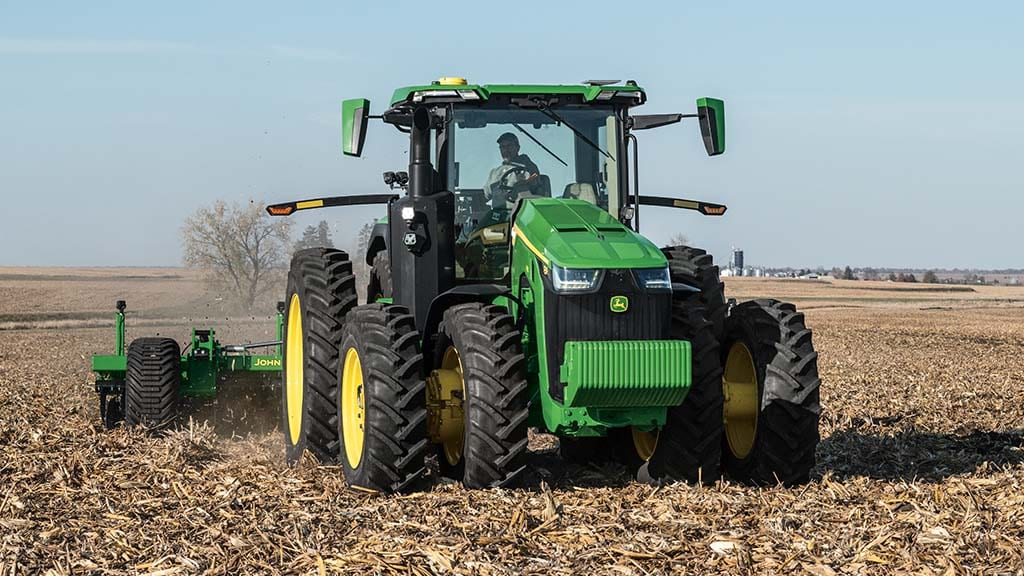 Un John Deere 8R 410 tirant un pulvériseur à disques à grande vitesse HSD25 dans un champ