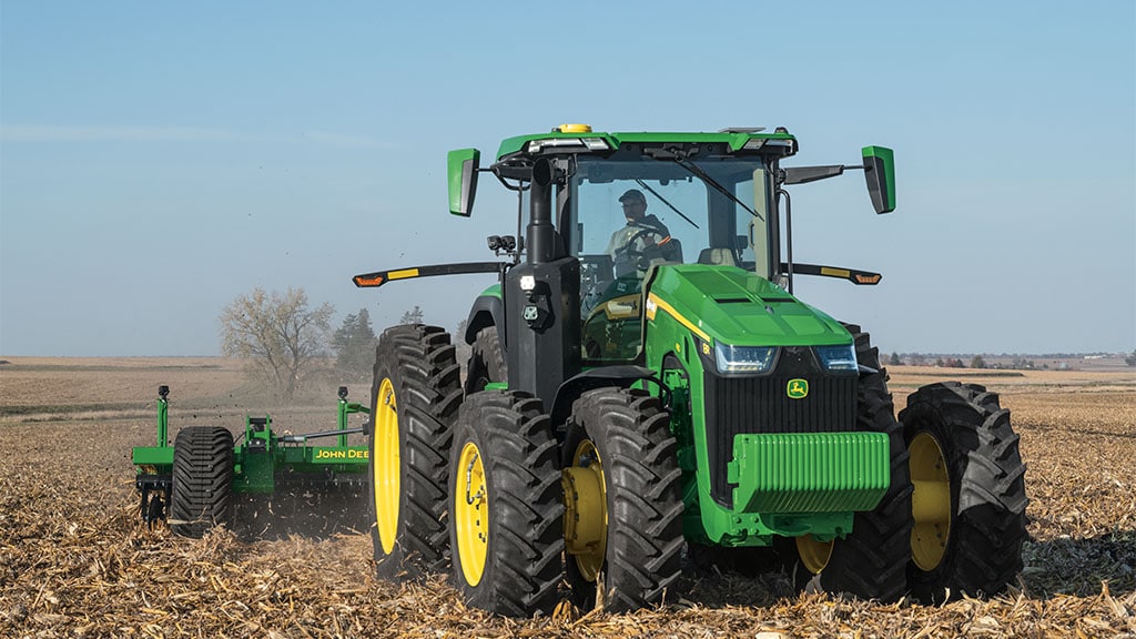Tracteur&nbsp;8R dans un champ
