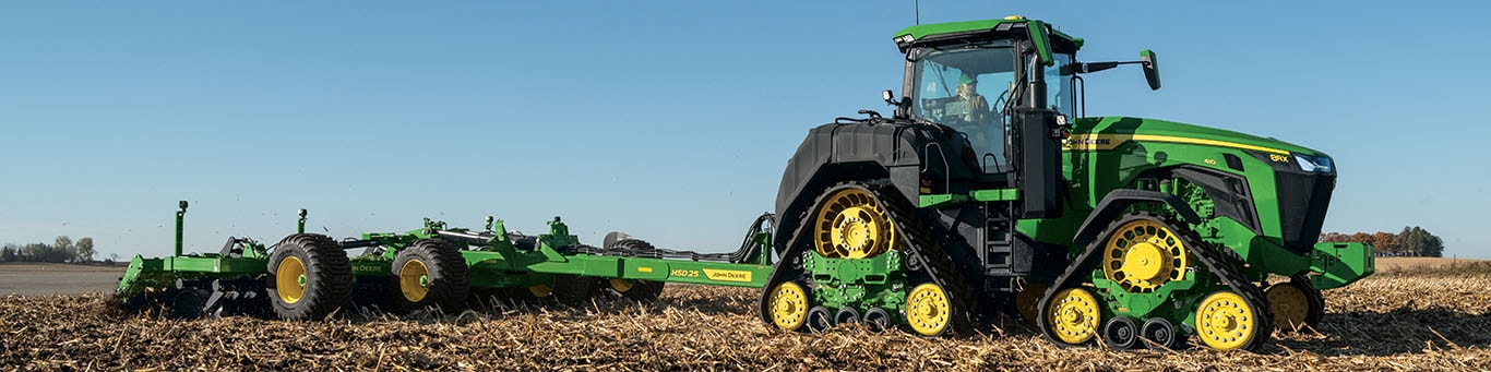 Un John Deere 8RX tirant un pulvériseur à disques à grande vitesse HSD25 dans un champ.