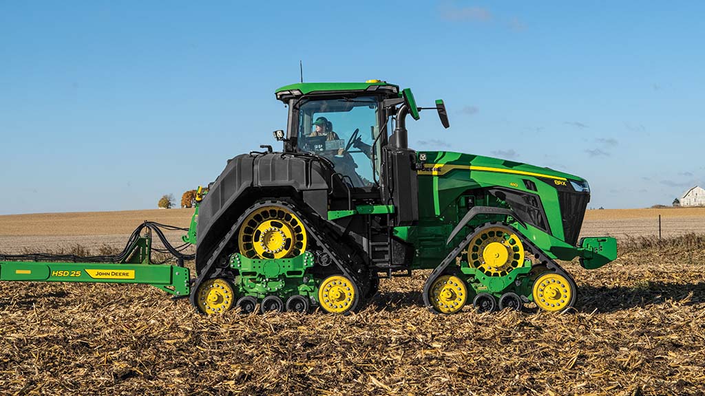 Un tracteur John Deere 8RX 410 tirant un pulvériseur à disques à grande vitesse HSD25 dans un champ