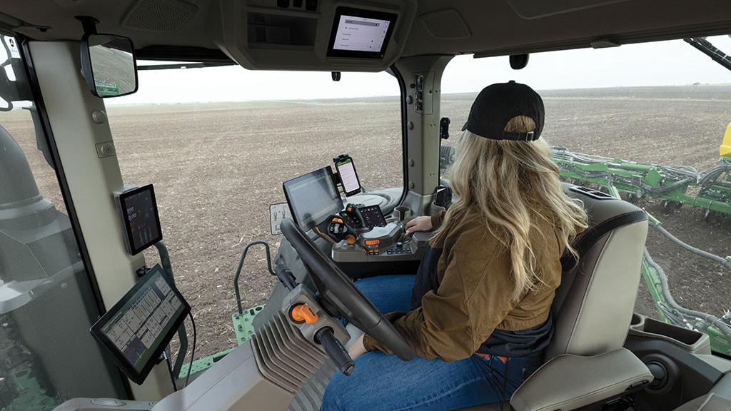 Vue intérieure de la cabine d’un tracteur dans le cadre de l’expérience de l’utilisateur John Deere