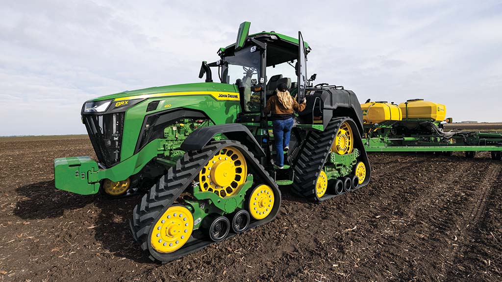 Un John Deere 8RX 410 tirant un semoir tracté 1775NT dans un champ