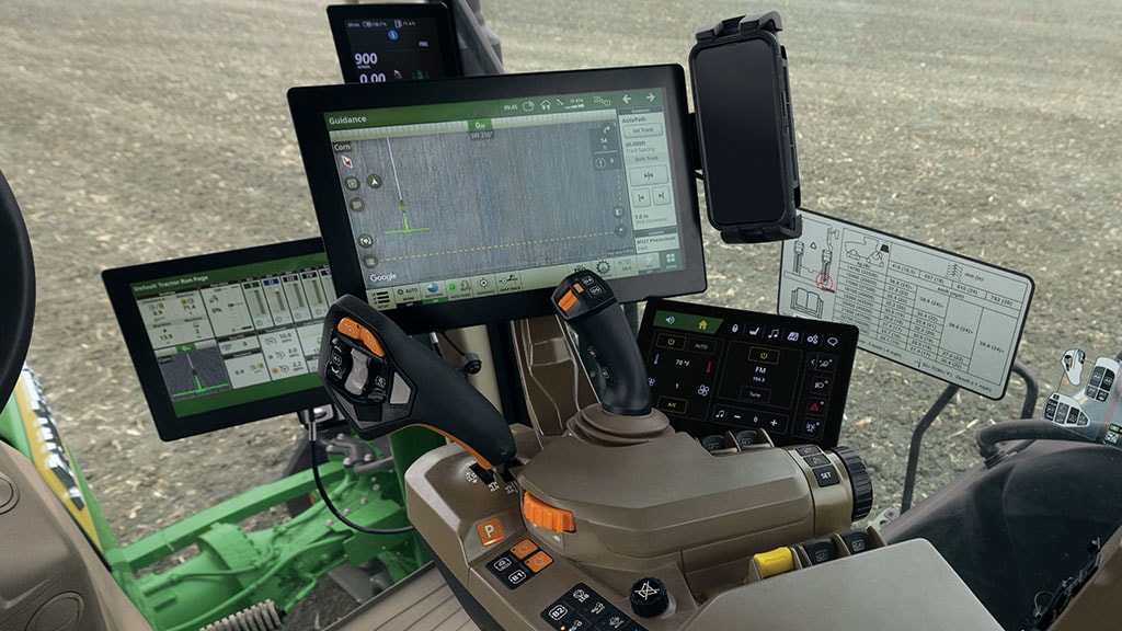 Vue de l’expérience de l’utilisateur John Deere avec la console CommandARM™, l’affichage pratique, le chargeur de téléphone sans fil et les commandes de transmission CommandX™