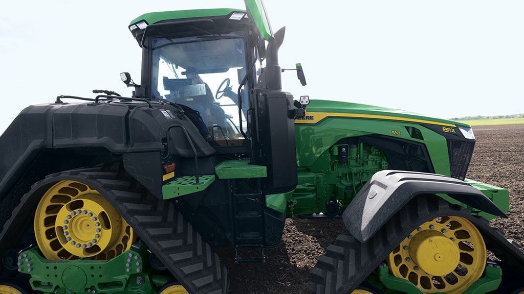 Vue de profil d’un tracteur John Deere 8RX 410