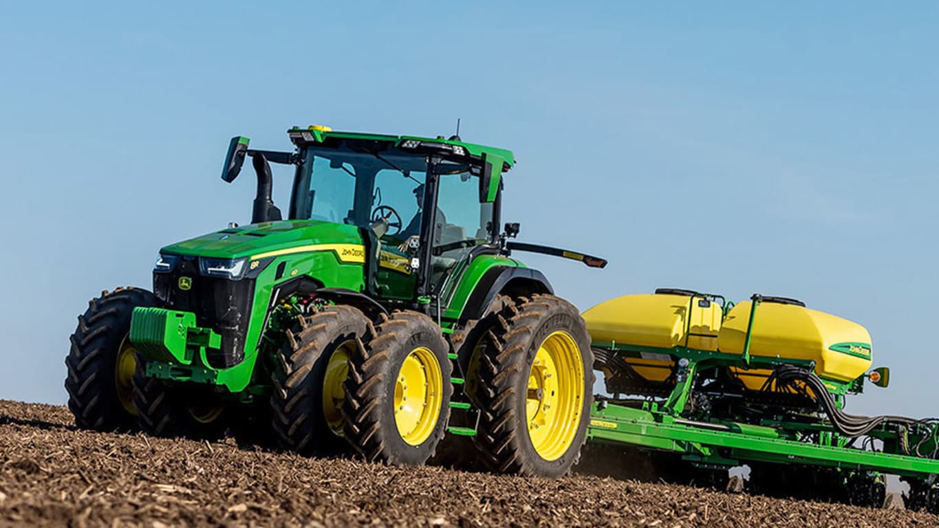 Image d'un tracteur&nbsp;8R&nbsp;230 &agrave; 4&nbsp;RM dans un champ