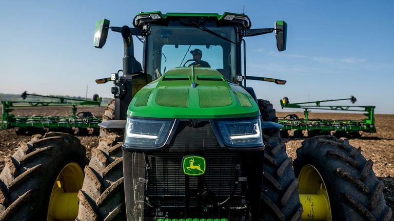 8 Series Row Crop Tractors