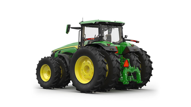 Image studio d'un tracteur vert à 16 roues vu de l'arrière gauche sur fond blanc.