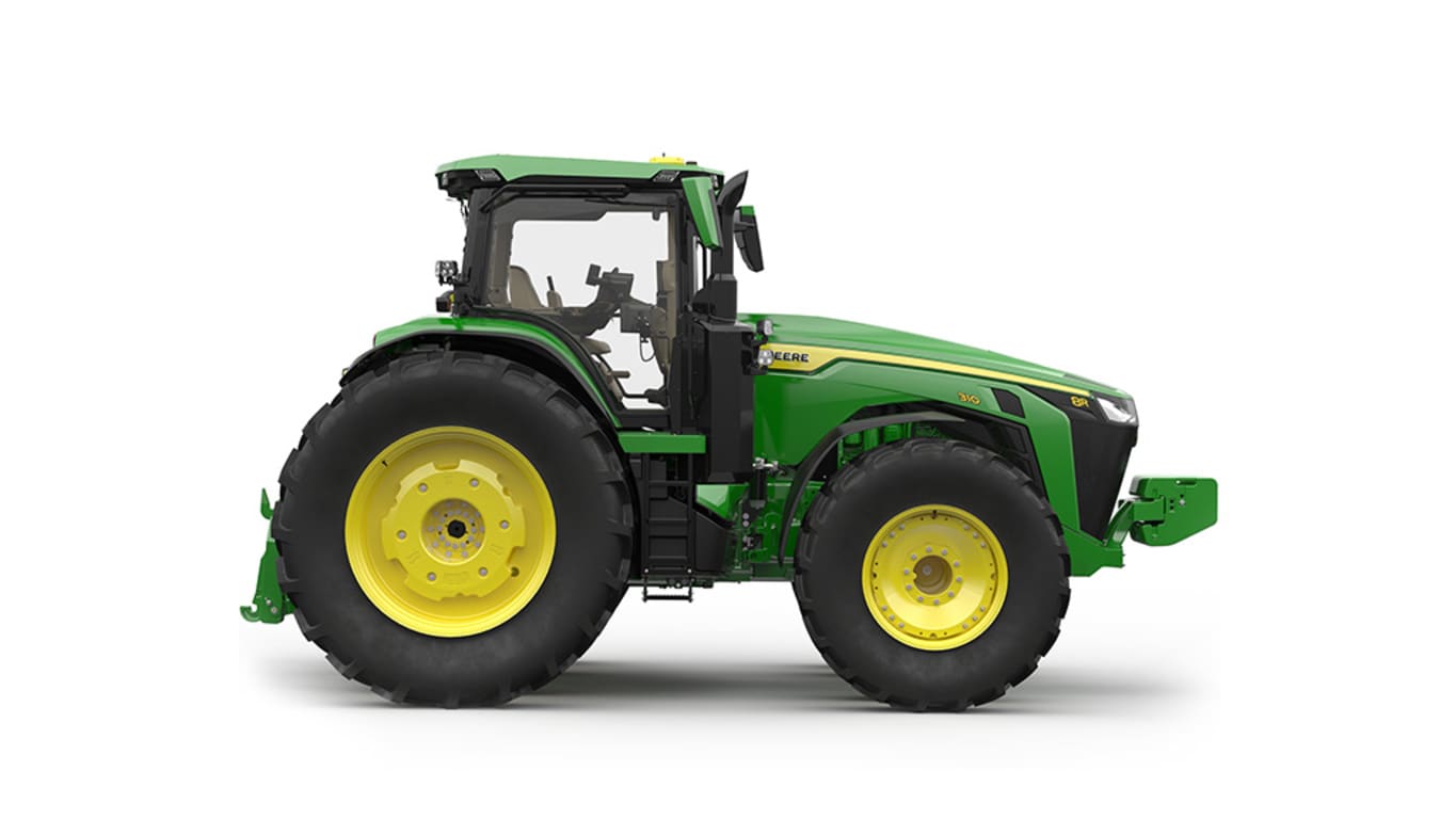 Image studio d'un tracteur vert à 16 roues vu de la droite sur fond blanc.
