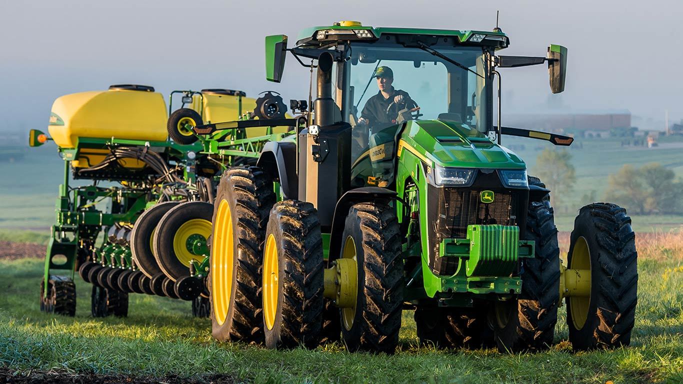 Image d'un tracteur&nbsp;8R&nbsp;310 &agrave; 4&nbsp;RM dans un champ