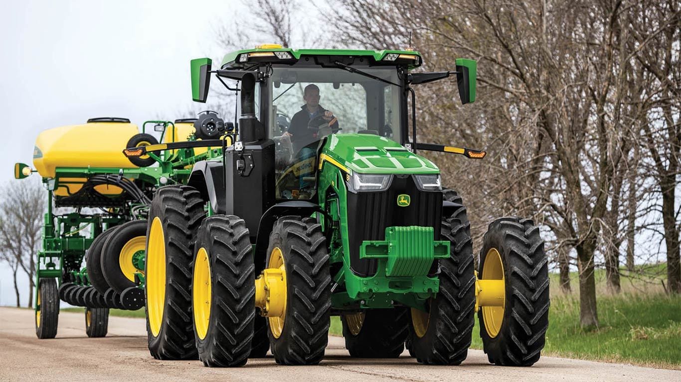 Image d'un tracteur&nbsp;8R&nbsp;340 &agrave; 4&nbsp;RM dans un champ