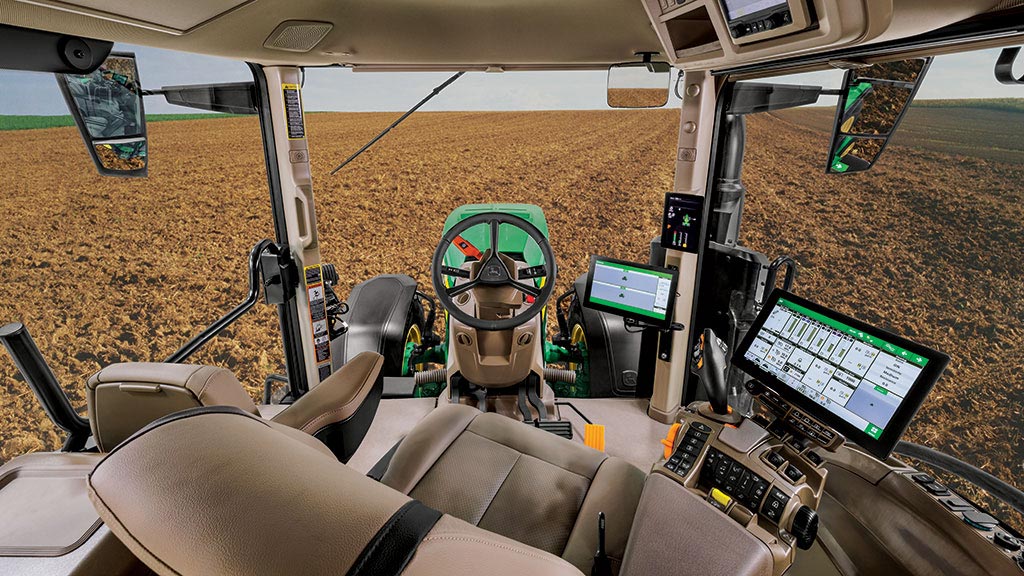 Vue sur un champ à partir de la cabine d’un tracteur de la série 8