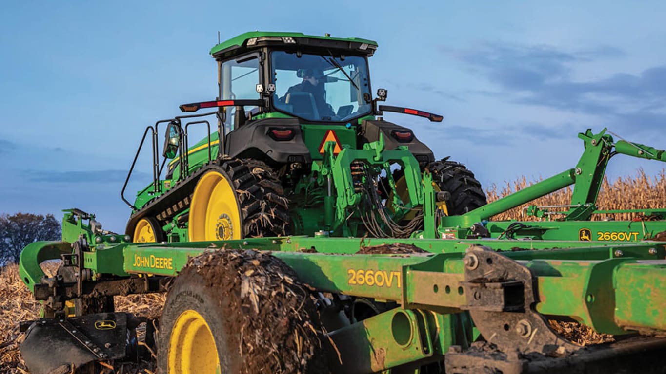 Image d'un tracteur&nbsp;8RT&nbsp;340 &agrave; chenilles 4RM dans un champ