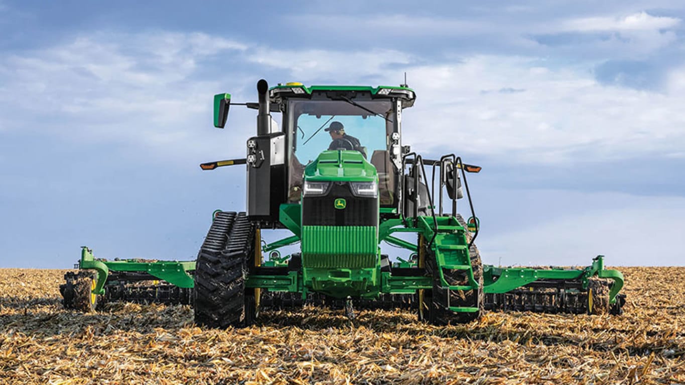 Image d'un tracteur&nbsp;8RT&nbsp;370 &agrave; chenilles 4RM dans un champ