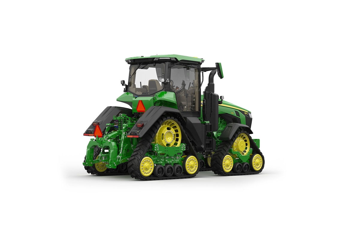 Image studio d'un tracteur vert à&nbsp;4&nbsp;chenilles vu de l'arrière droit sur fond blanc.