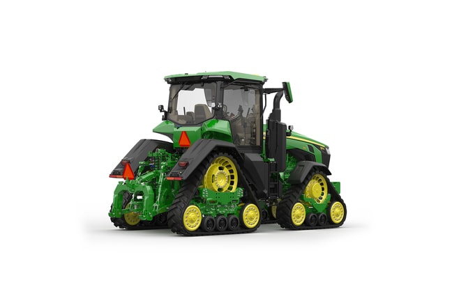 Image studio d'un tracteur vert à&nbsp;4&nbsp;chenilles vu de l'arrière droit sur fond blanc.