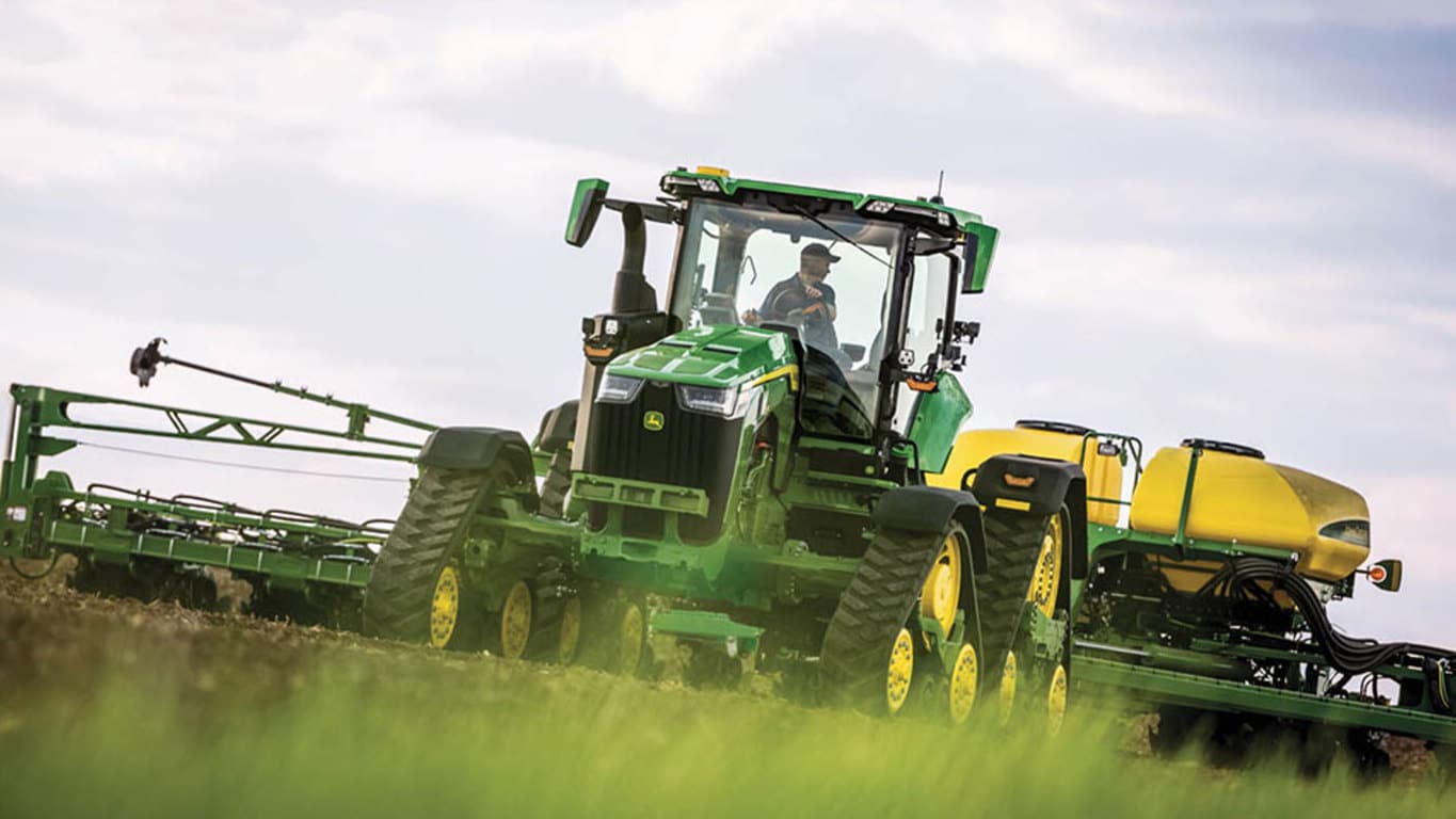 Image d'un tracteur&nbsp;8RX&nbsp;340 &agrave; chenilles 4RM dans un champ