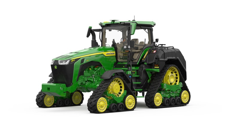 Image studio d'un tracteur vert à&nbsp;4&nbsp;chenilles vu de l'avant gauche sur fond blanc.