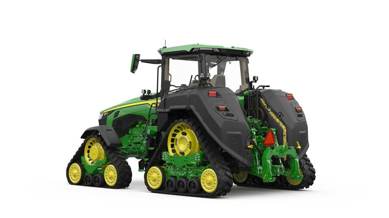 Image studio d'un tracteur vert à&nbsp;4&nbsp;chenilles vu de l'arrière gauche sur fond blanc.