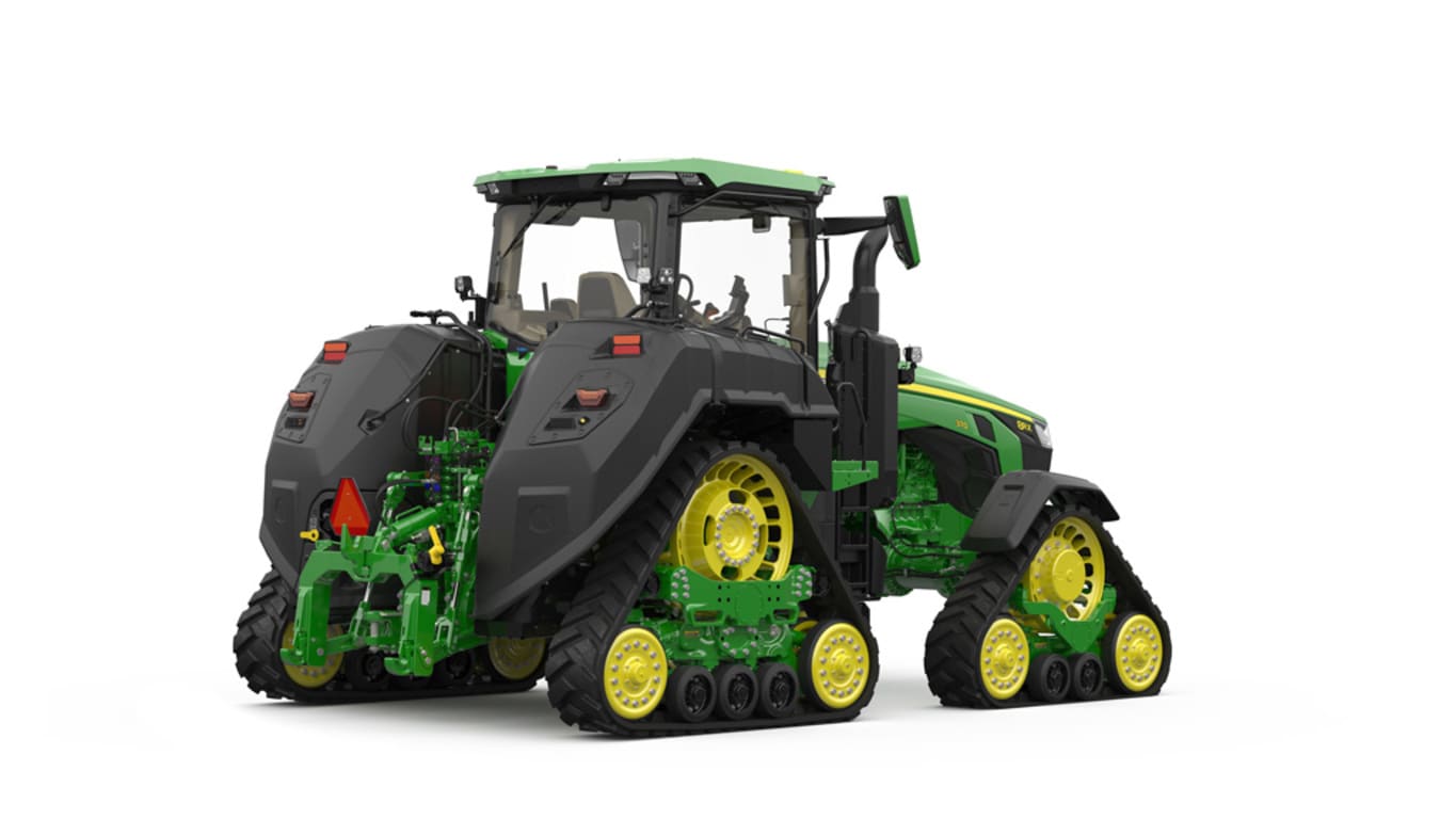 Image studio d'un tracteur vert à&nbsp;4&nbsp;chenilles vu de l'arrière droit sur fond blanc.