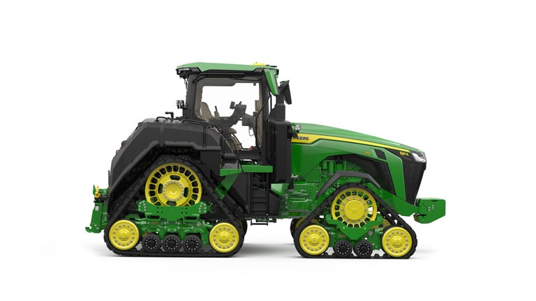 Image studio d'un tracteur vert à&nbsp;4&nbsp;chenilles vu de la droite sur fond blanc.