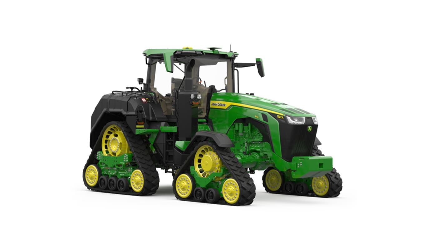 Image studio d'un tracteur vert à 4 chenilles vu de l'avant droit sur fond blanc.