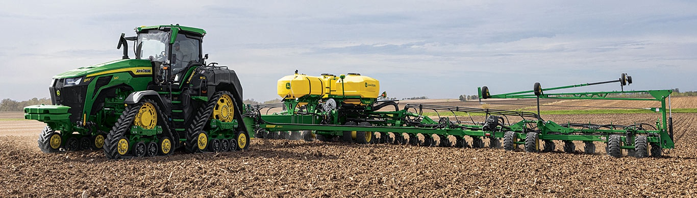 Tracteur&nbsp;8R dans un champ