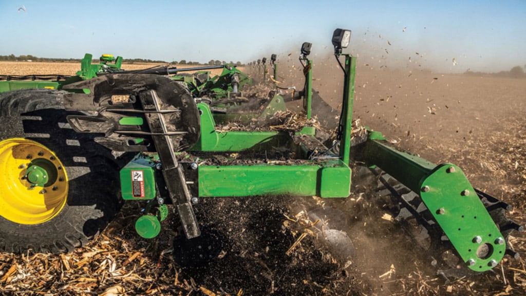 Gros plan du labourage d’un champ.