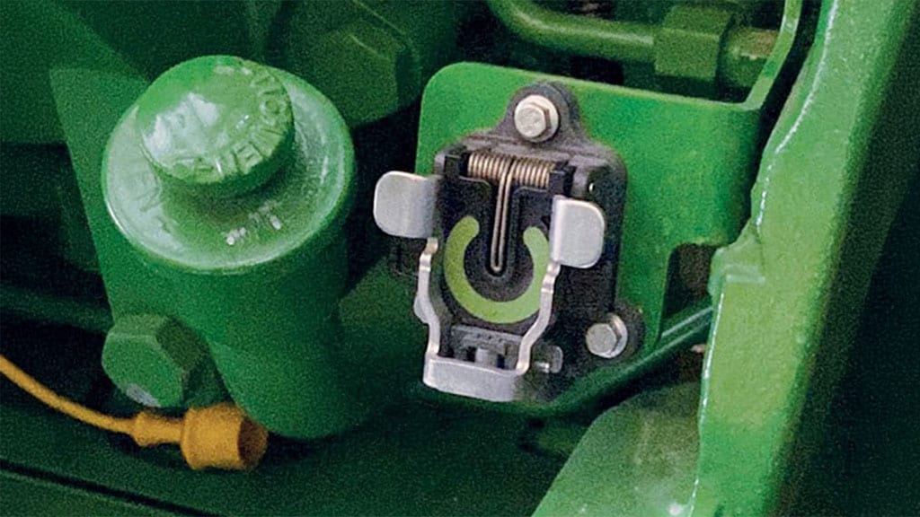 Gros plan d’une jonction Ethernet pour instrument arrière John Deere sur un tracteur