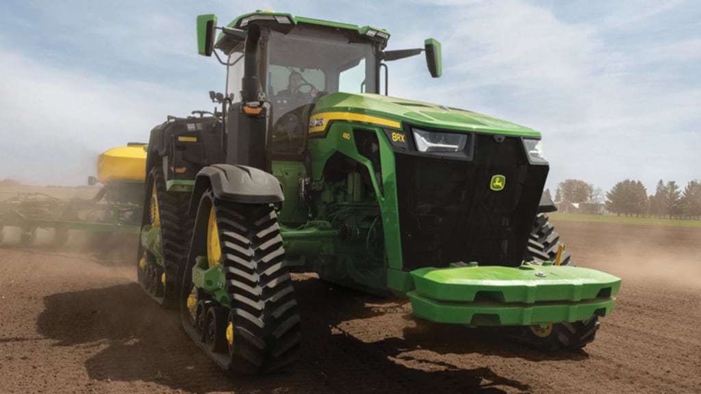 Gros plan d’un tracteur John Deere&nbsp;8RX&nbsp;490