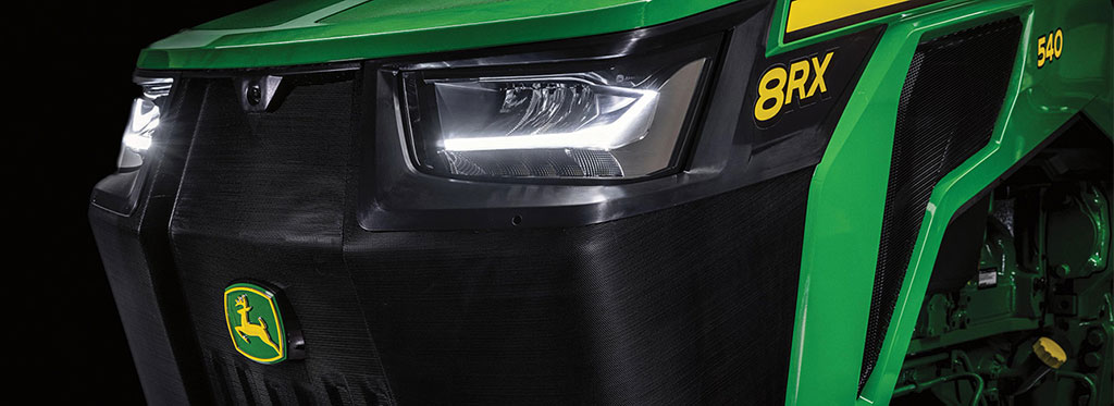 Gros plan du capot et de l’autocollant d’un tracteur&nbsp;8RX&nbsp;540.