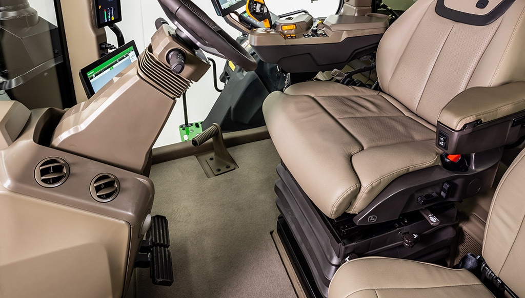 Gros plan de l’intérieur de la cabine montrant l’espace au plancher.