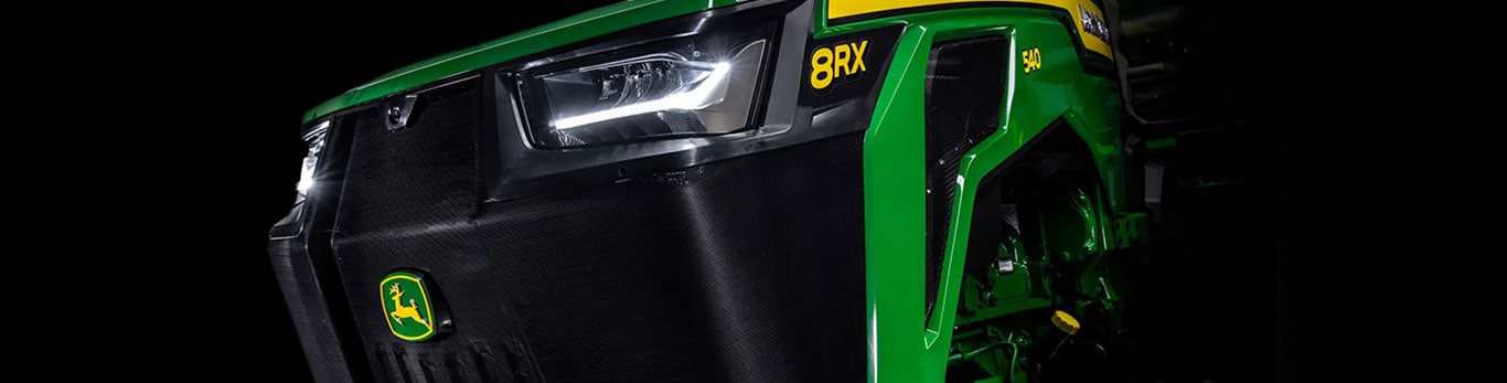 Gros plan du capot et de l&rsquo;autocollant d&rsquo;un tracteur&nbsp;8RX&nbsp;540.