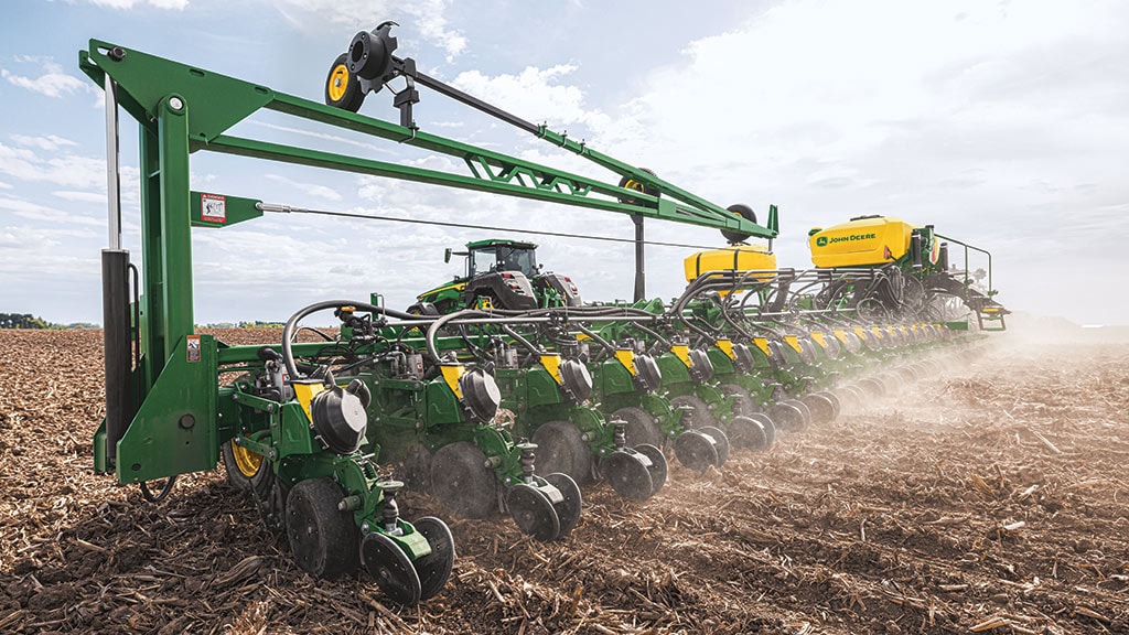 Tracteur&nbsp;8R de grande puissance ensemençant un champ.