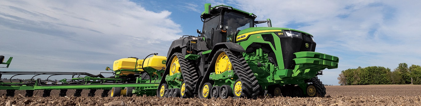 Tracteur 8RX de grande puissance ensemençant un champ.