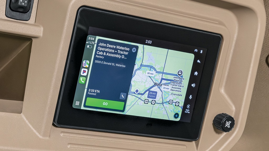 Gros plan de la radio à écran tactile dans la cabine d’un tracteur.