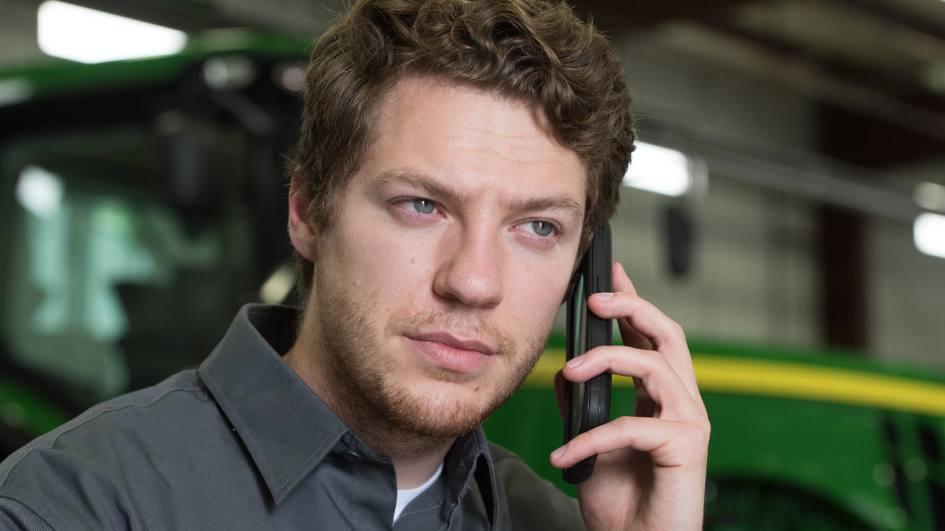 Homme utilisant John Deere Connect