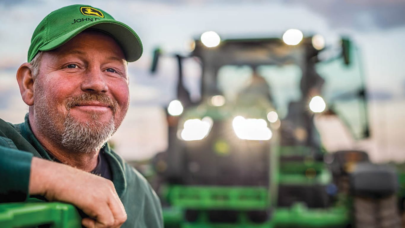 Homme portant une casquette DEERE