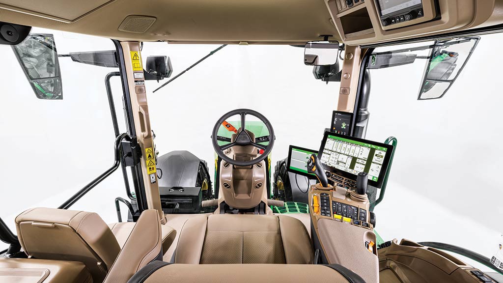 Vue de l’intérieur d’une cabine d’un tracteur de la série 7